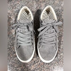 Women’s canvas sneaker